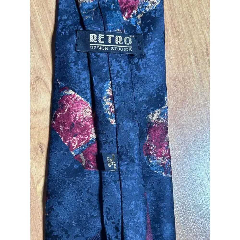VTG Retro Design Studios Men's Necktie 100% Silk Abstract Floral Navy Blue Red